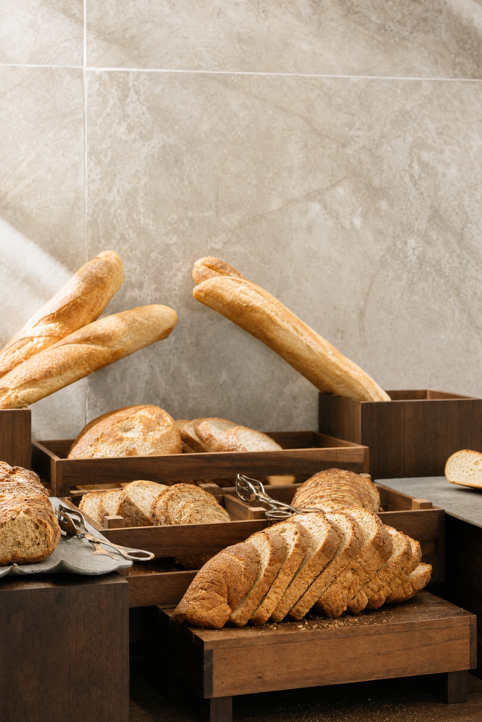Dining Hall — tavolina e bukës dhe e brumërave në mëngjes