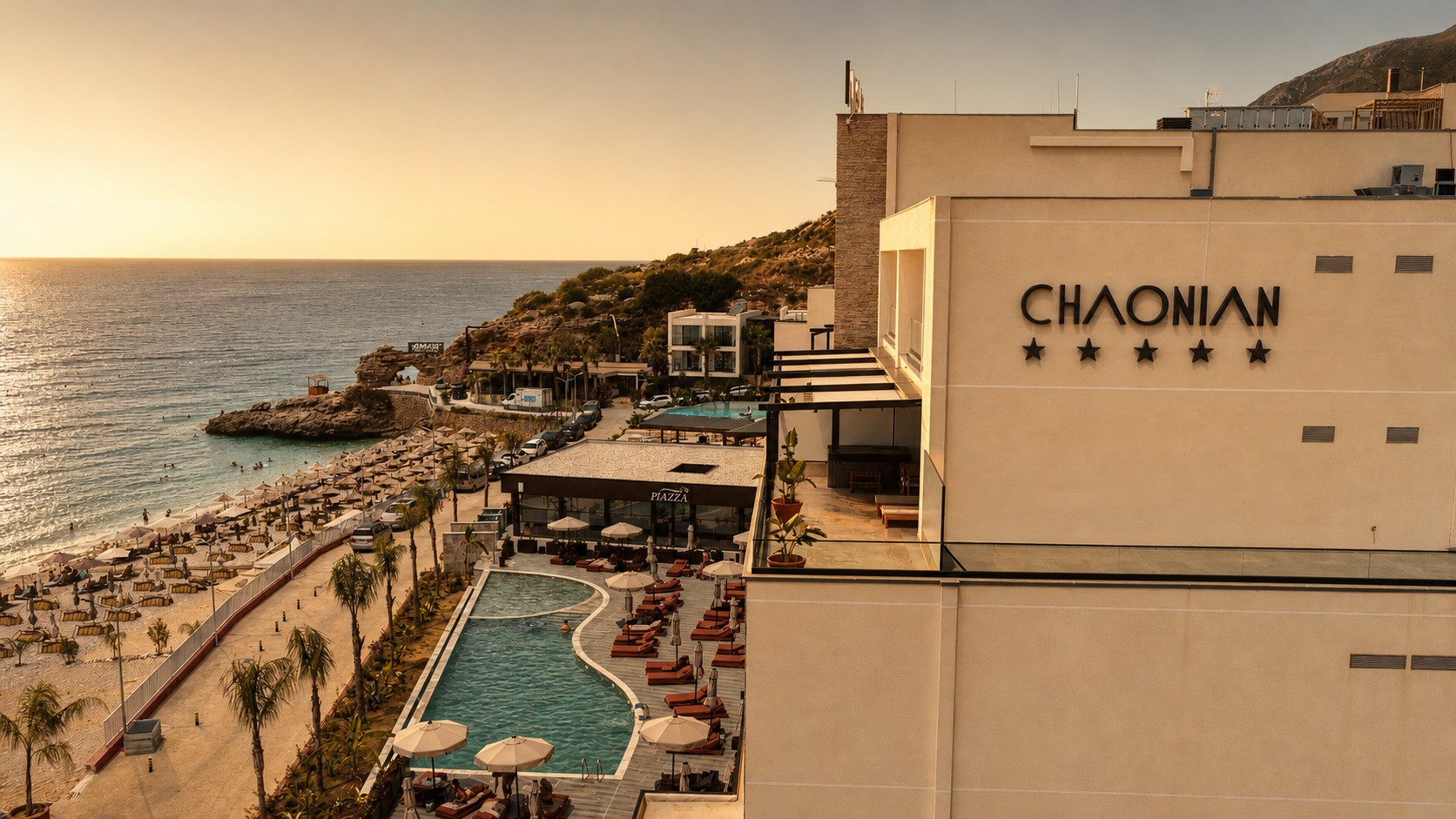 Chaonian Hotel — hoteli, pishina dhe plazhi nga lart në orën e artë