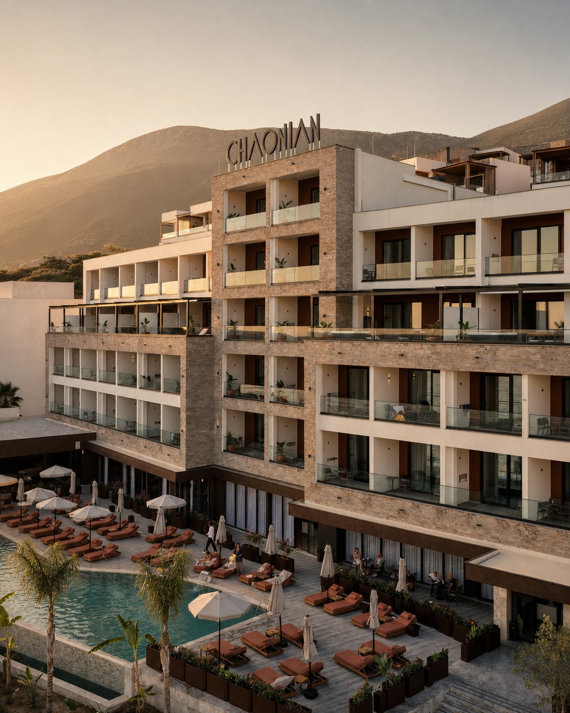 Chaonian Hotel — fasada nga ana e detit, poshtë kodrave bregdetare