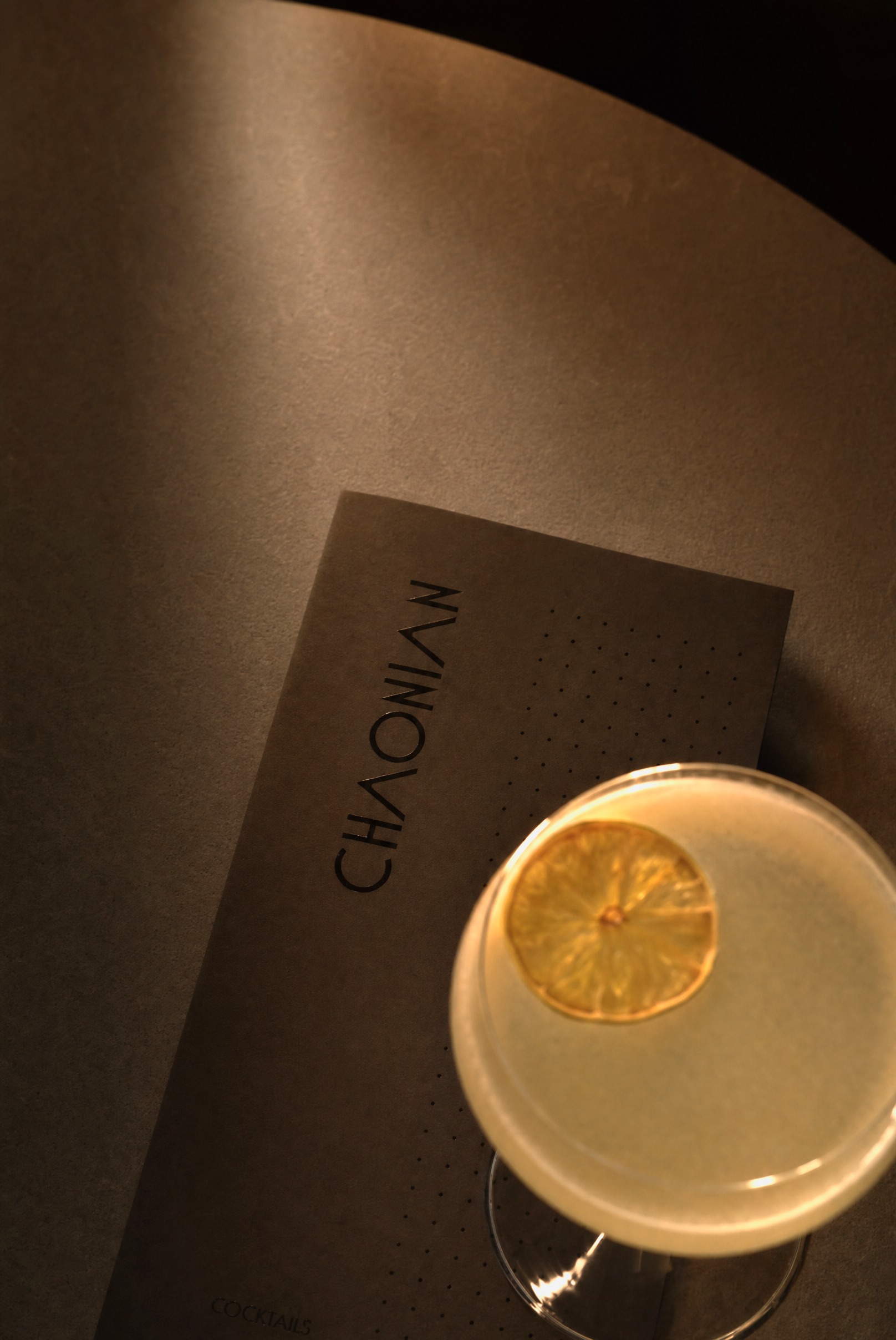 Lobby Bar — koktej me agrume pranë menusë Chaonian
